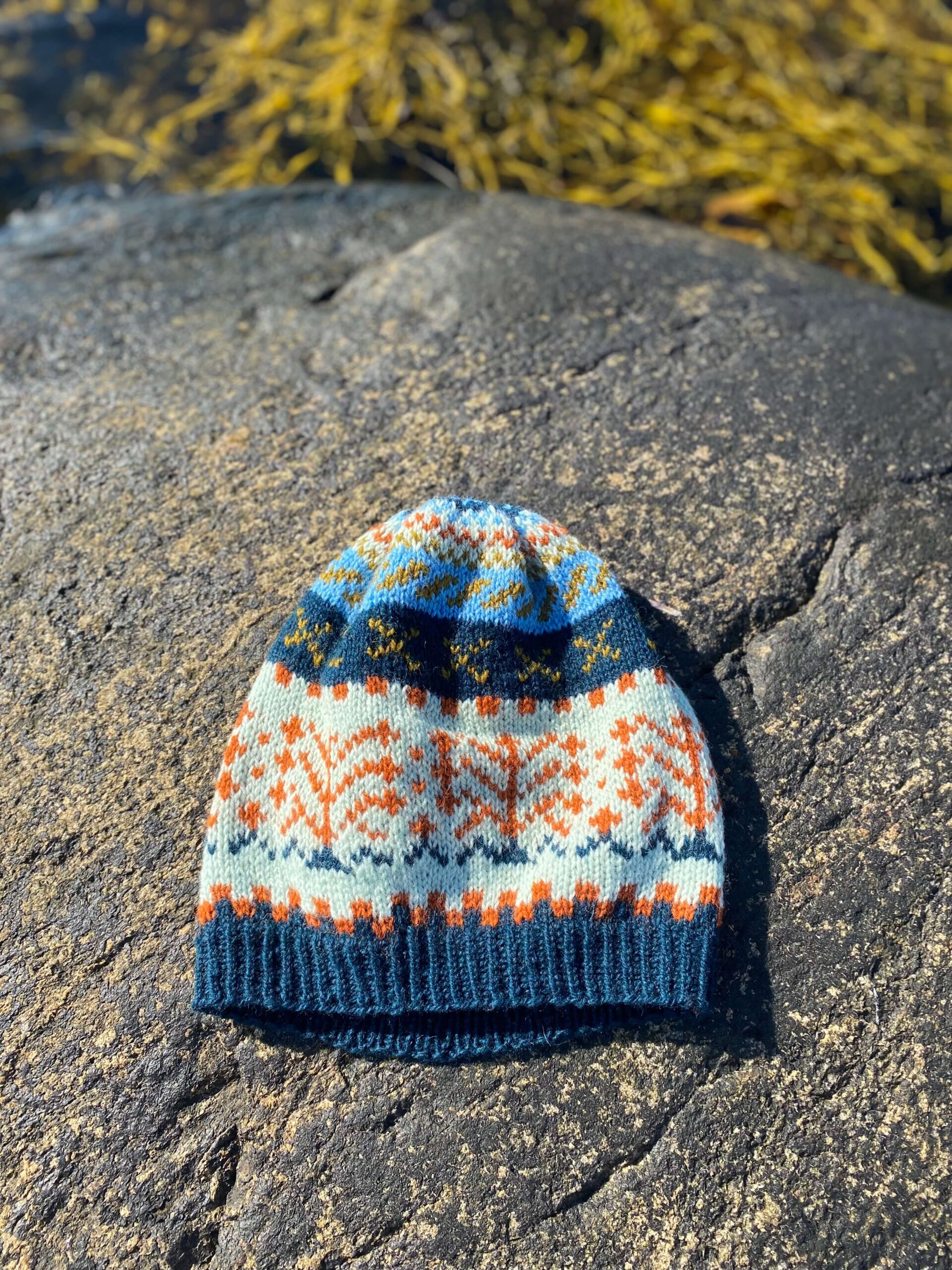 Foto av strikkeluen «Trær» i blått og mint