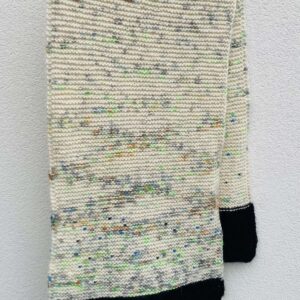 Håndfarget skjerf med svart kant og små plastperler