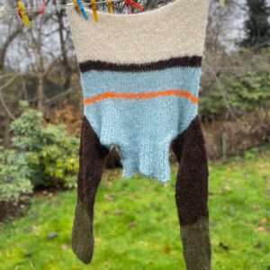 Genser med oransje stripe