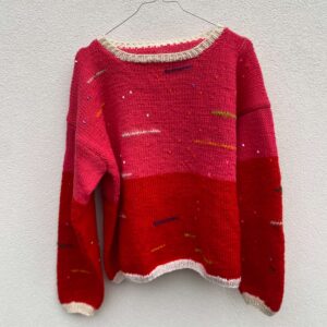 Rød og rosa genser med plastperler