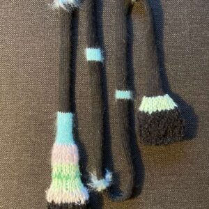 Smalt svart skjerf med effektgarn i begge ender