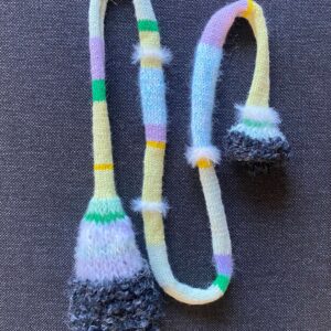 Smalt skjerf i pastell med effektgarn i begge ender