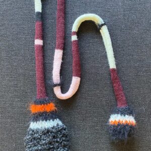 Smalt skjerf i svart og burgunder med effektgarn i begge ender