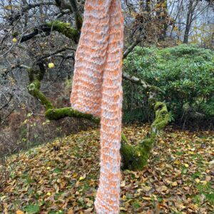 Grovstrikket oransje skjerf