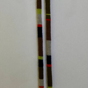 Langt, smalt skjerf i dempede farger