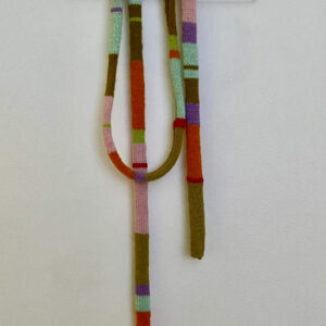 Langt, smalt skjerf i skarpe farger