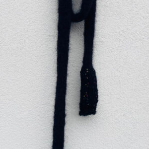 Svart skjerf med effektgarn i hver ende