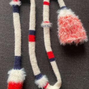 Langt skjerf i rødt, hvitt og blått