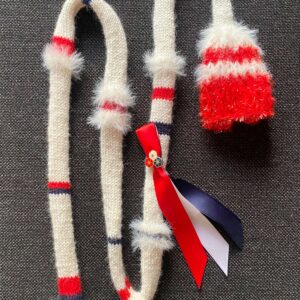 Langt, smalt skjerf i rødt, hvitt og blått