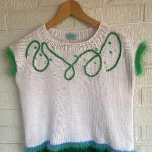 Hvit topp i bomull med broderi, perler og glitterkant